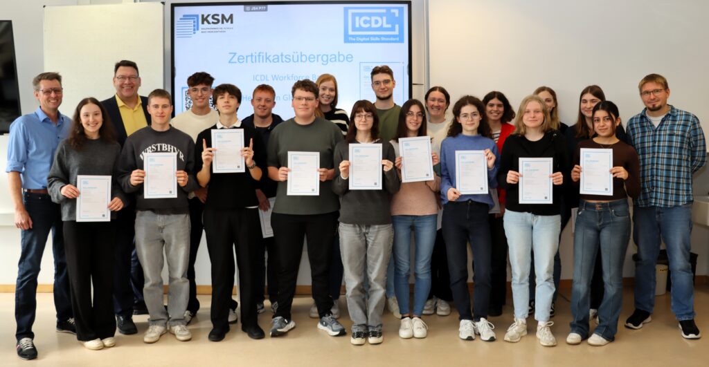 Absolventen der Zusatzprüfung "ICDL-Führerschein" mit Schulleiter Volker Stephan und den Fachlehrern Christof Prasser und Tamas Ströber