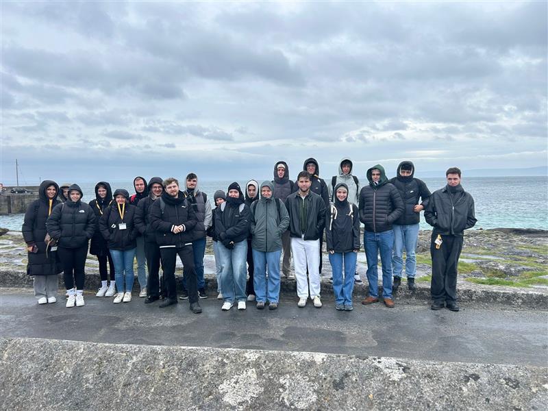 Teilnehmer/innen der Kaufmännischen Berufsschule am Lernaufenthalts in Galway (Irland).