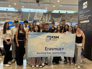 Gruppenbild der Teilnehmer am Flughafen
