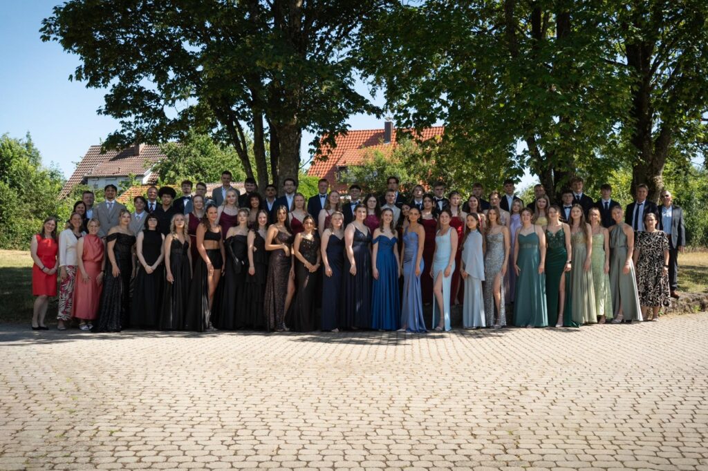 Group photo of the graduating class of the Business High School with their teachers