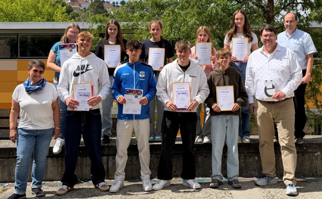 Contest participants with their supervising teachers, Ute Widmayer-Lange, Michael Krank, and Volker Stephan.