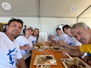 Schüler beim Essen wärend des Erasmus+ Schülerpraktikums